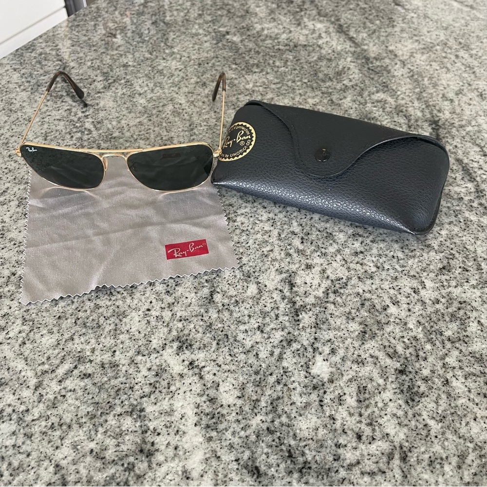 Women’s Rayban caravan sunglasses